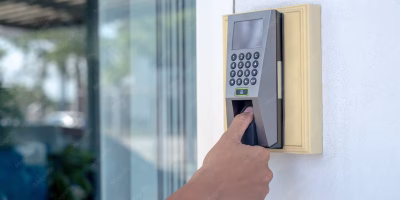 worker-are-scanning-his-fingers-open-door-stamp-time-work_53283-190